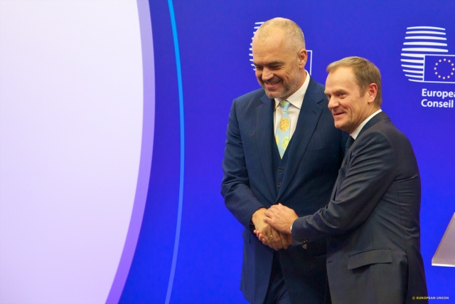 Edi Rama pranon korridorin e refugjatëve përmes Shqipërisë