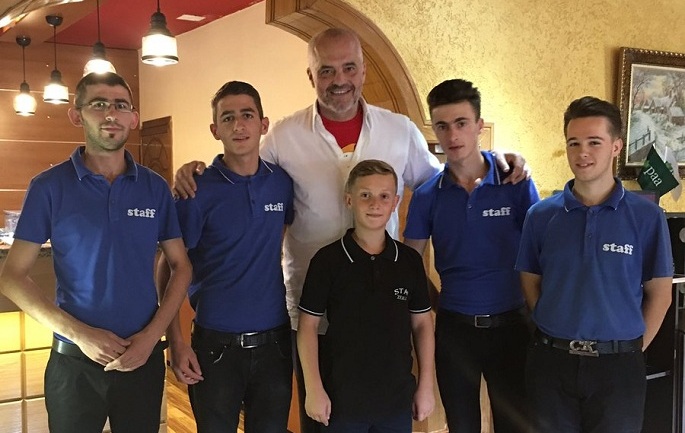 FOTO LAJM/ Rama bën poza me të mitur që punojnë në të zezë?