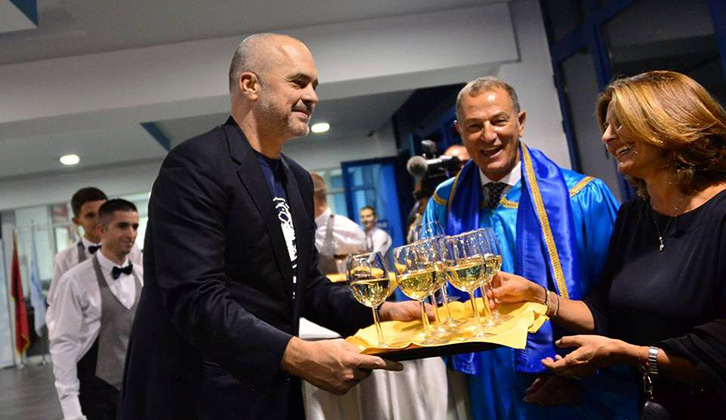 Akuzojnë studentët: Kryeministri bënë kamerierin në universitet private dhe arrogantin në universitetet publike