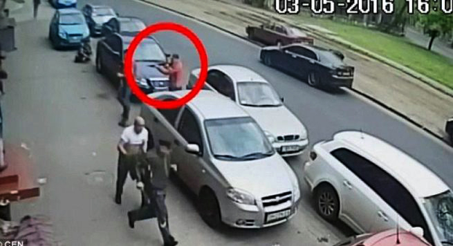 VIDEO/ Gazetarët raportonin nga terreni, dhunohen dhe kërcënohen “live”