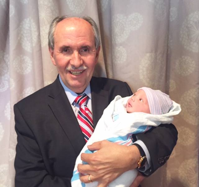 FOTO LAJM/ Elez Biberaj bëhet gjysh