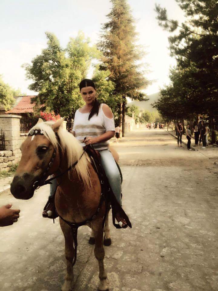 Eli Fara, kësaj here mbi kalë!