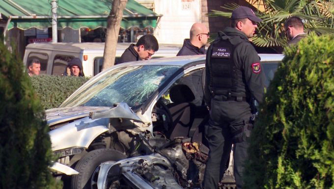 Tritoli makinës së kryepolicit Ushtarak të Durrësit, hakmarrje ndaj vëllait të tij grabitës