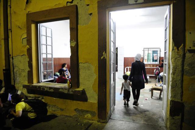 Dorëzohet Maqedonia, kërkon ndihmë nga BE-ja për krizën e migrantëve