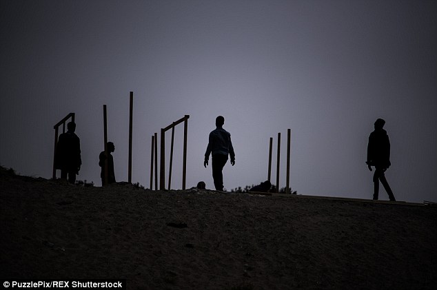 “Le Monde”:  Xhungla e Kalais, 7 banda shqiptare në perandorinë fitimprurëse të trafikimit të emigrantëve