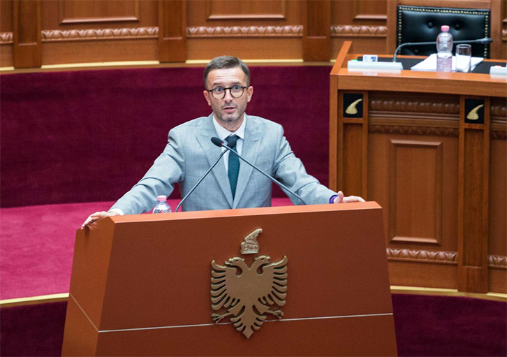 REPLIKAT/ Erion Braçe fyen serish, por shpëton nga ndëshkimi se mungon Ilir Meta