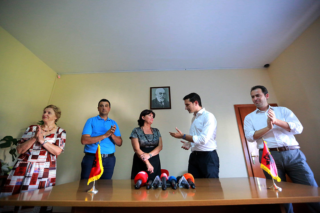 FOTO LAJM/ Përse duartrokasin… ?!