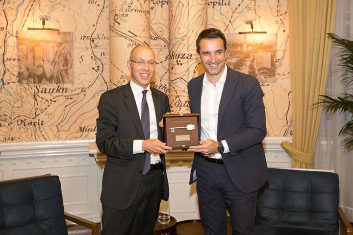 FOTO/ Erion Veliaj “i vjedh meritat” Blendi Klosit, “harxhon” edhe një “çelës qyteti”