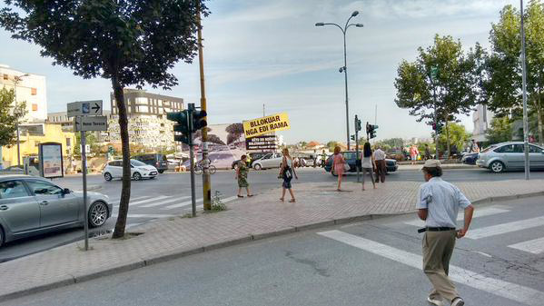 Erion Veliaj heq tabelën “Bllokuar nga Edi Rama”, por nuk zhbllokon punën për bulevardin e ri