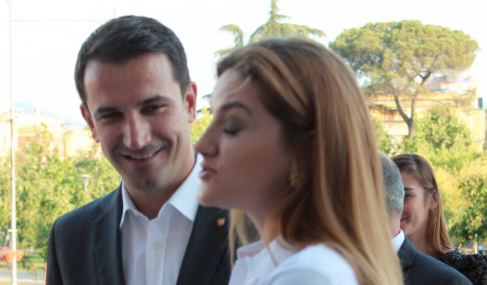 SMS-ja/ “Është shtatzëne Ajola apo jo?!”. Ky është shqetësimi më i madh i fundvitit!
