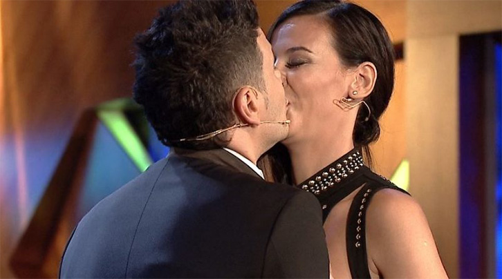 Emal Mamaqi ironizon Top Channel…, me një puthje me Amin