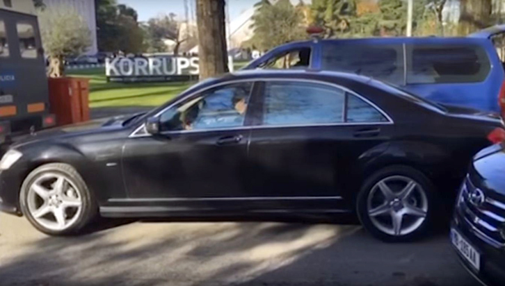 VIDEO/ Largohen protestuesit, Edi Rama kthehet në Kryeministri