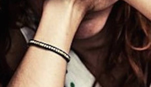 Ajo hap Facebook, shqiptari–gruas: Je prostitutë, do të të djeg me acid