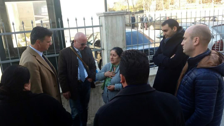 FOTO LAJM/ Familjarët e të arrestuarve për protestën, denoncojnë dhunën nga policia