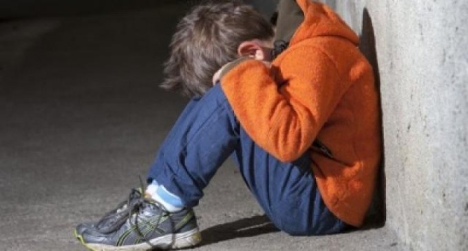 Adoleshenti në Fier abuzon me 7-vjeçarin