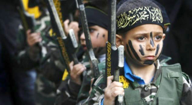 VIDEO/ Një ditë e fëmijëve që janë pjesë e ushtrisë se ISIS-it