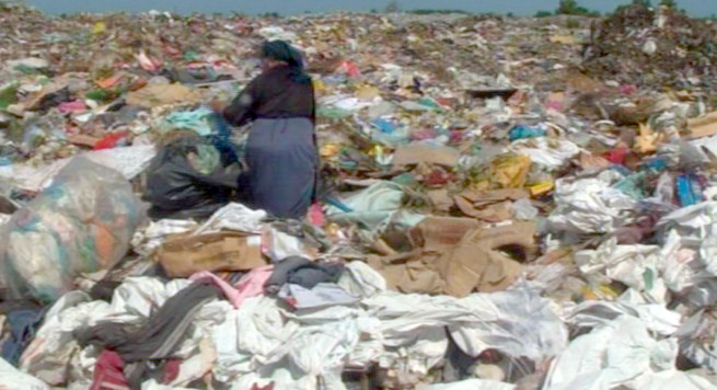 Fier, banorët dhe bizneset bashkëjetojnë me plehrat në Sheq