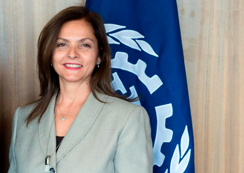 Ambasadorja shqiptare punësoi bashkëshortin si financier