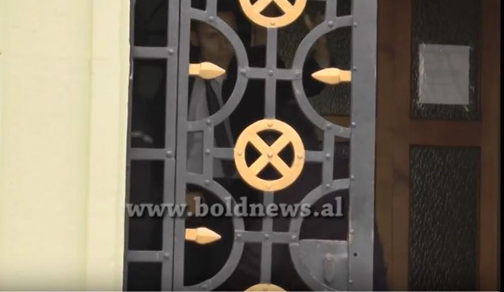 VIDEO SKANDAL/ Qytetari dhunohet fizikisht dhe nxirret forcërisht nga bashkia e Tiranës