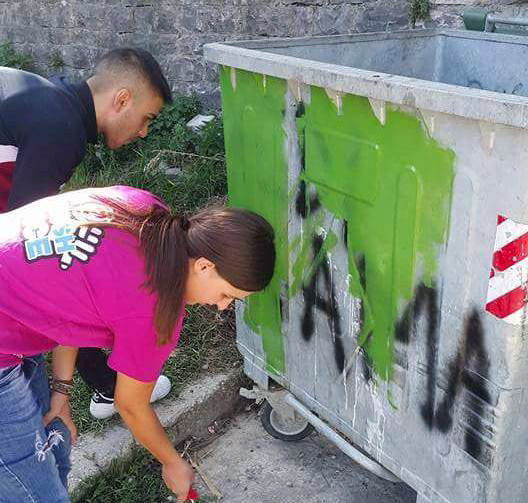 FOTO LAJM/ “FRESSH of Voice” në aksion…, për të fshirë emrin e Edi Ramës nga koshat plehrave