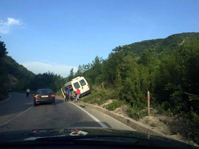 Elbasan-Cerrik, përplaset furgoni me veturën, 2 të plagosur
