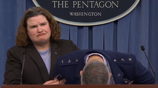 VIDEO/ Gjenerali amerikan humb ndjenjat gjatë konferencës për shtyp