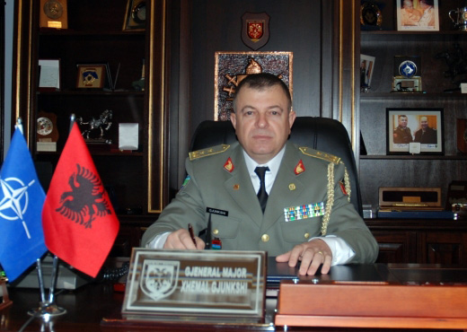 IRONIA/ MM “zbulon” dhe “denoncon” aferën me dy bileta avioni të ish-shefit të Shtabit