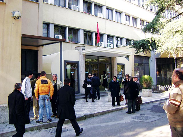 Padia e dhëndrit në Gjykatë: Vjerri më dhunoi në gjumë, dua dëmshpërblim