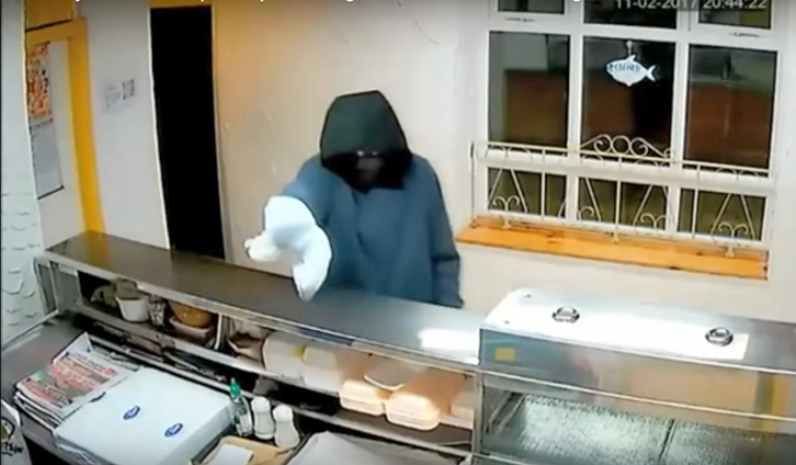 VIDEO/ Grabitësi tenton të vjedhë dyqanin e peshkut…, me një banane