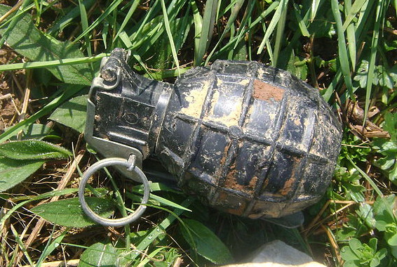 Pogradec, duke punuar arën, 40-vjeçarit i shpërthen granata dhe plagoset