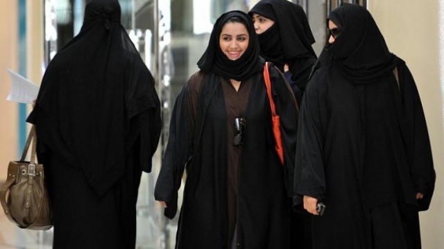 Gratë në Arabin Saudite votojnë sot për herë të parë