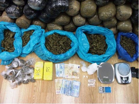 FOTO/ Greqi, goditet grupi shqiptar i drogave të forta, i sekuestrohen heroinë, kokainë e marijuanë