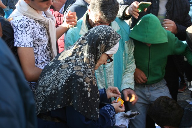 FOTO LAJM/ Gjyshja që dogji “pronën publike”…, posterin e Edi Ramës