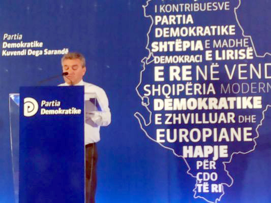 Sarandë, sulmohet me doreza hekuri e shkelma, bëhet për në spital kreu i PD-së