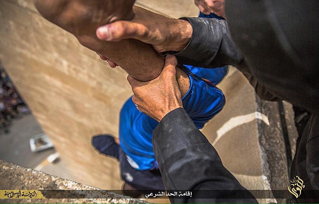 FOTO/ E frikshme, ja si i dënon ISIS homoseksualët
