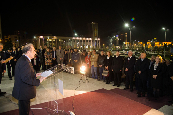 Homazhe në Tiranë për viktimat e Parisit, mungon sërish kryeministri Edi Rama