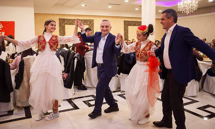 FOTO LAJM/ Ilir Meta ia merr valles, “si nga fshati i gruas”