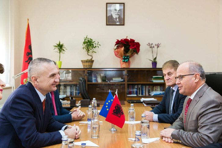 Ilir Meta përzien si pa dashje çështjet, flet për plehrat dhe deputetët