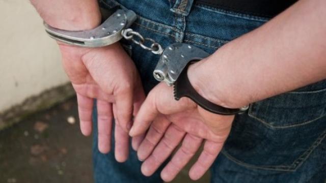 Gjykata e lë në burg babanë, plagosi djalin teksa po tentonte të vriste gruan