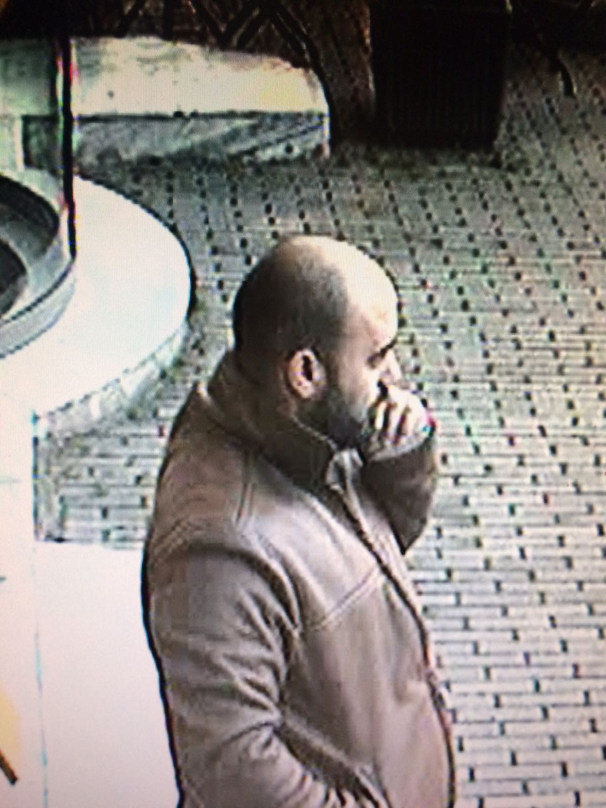 E shpallën si bashkëpunëtor në grabitjen e bankës, i riu shkon në polici: Jam në foto, por nuk jam grabitës