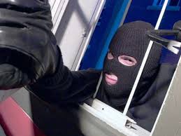 Shkodër, grabitësit i presin veshin burrit, dhunojnë edhe gruan