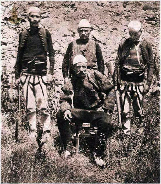 FOTO E RRALLË/ Publikohet për herë të parë, Isa Boletini me bashkëluftëtarët e tij…