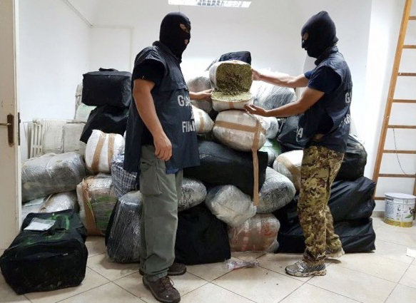 EMRAT/ Identifikohen shqiptarët që u kapën me 4 tonë marijuanë