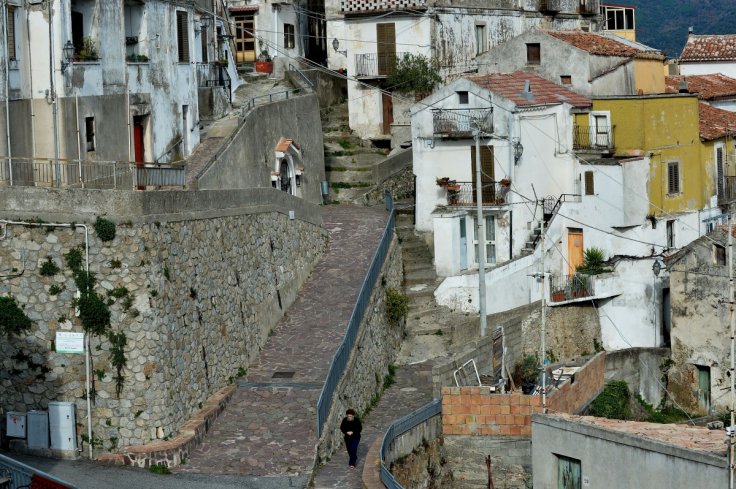 Lind fëmija pas 28 vjetësh, qyteti italian në festë