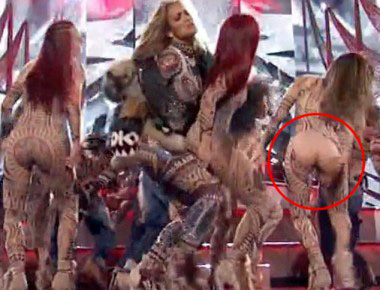VIDEO/  Ooops…! Balerinës së Jennifer Lopez i griset kostumi, i dalin të pasmet “në shesh”