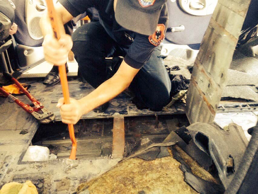 FOTO/ Kakavi, bllokohen 46 kg kanabis në dyshemenë e dyfishtë të automjetit, prangoset 37 vjeçari shkodran