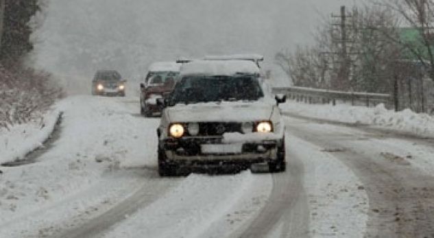 Probleme në aksin Kukës-Kalimash nga reshjet e dëborës