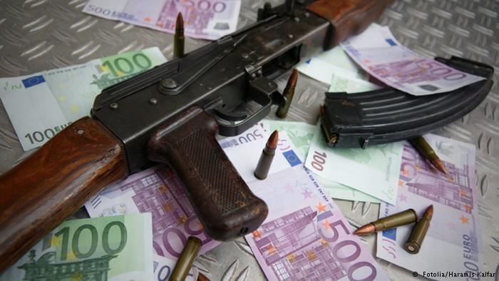 Bursa e kallashnikovëve: 300 euro në Ballkan, 2000 euro në Francë
