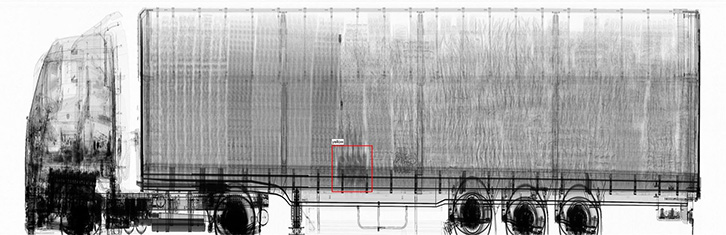 FOTO LAJM/ Skanimi në Portin e Durrësit zbuloi drogën në kamionin me këpucë