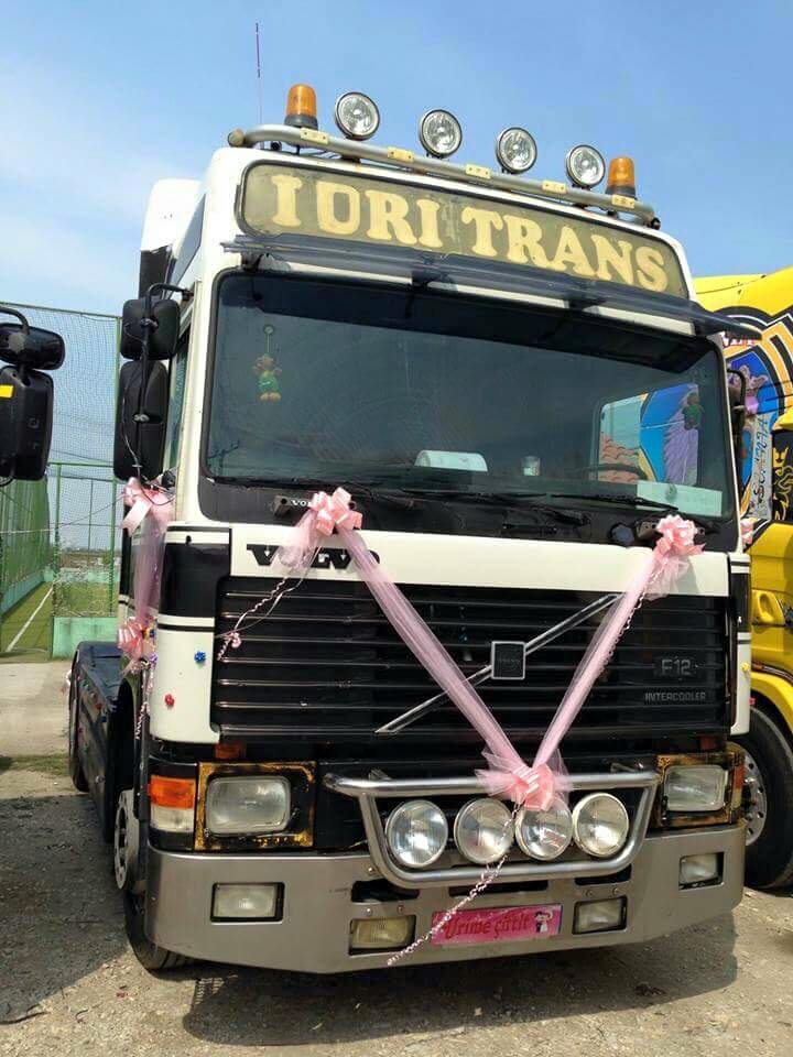 FOTO/ Fier, 7 kamionë për të marrë një nuse